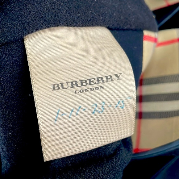 Stylish Burberry long trench coat with removable liner. - Picture 15 of 16